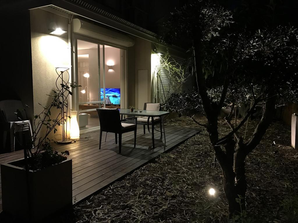 Luxurious By The Beach Apartment With Garden Tel Aviv Bagian luar foto