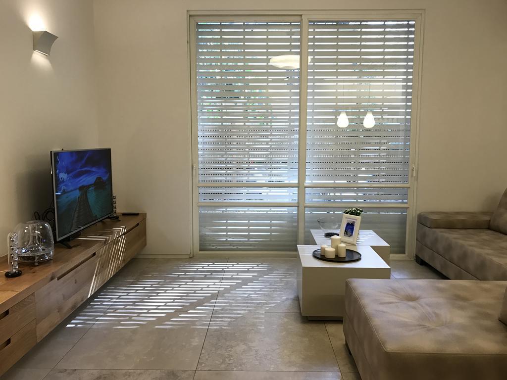 Luxurious By The Beach Apartment With Garden Tel Aviv Bagian luar foto