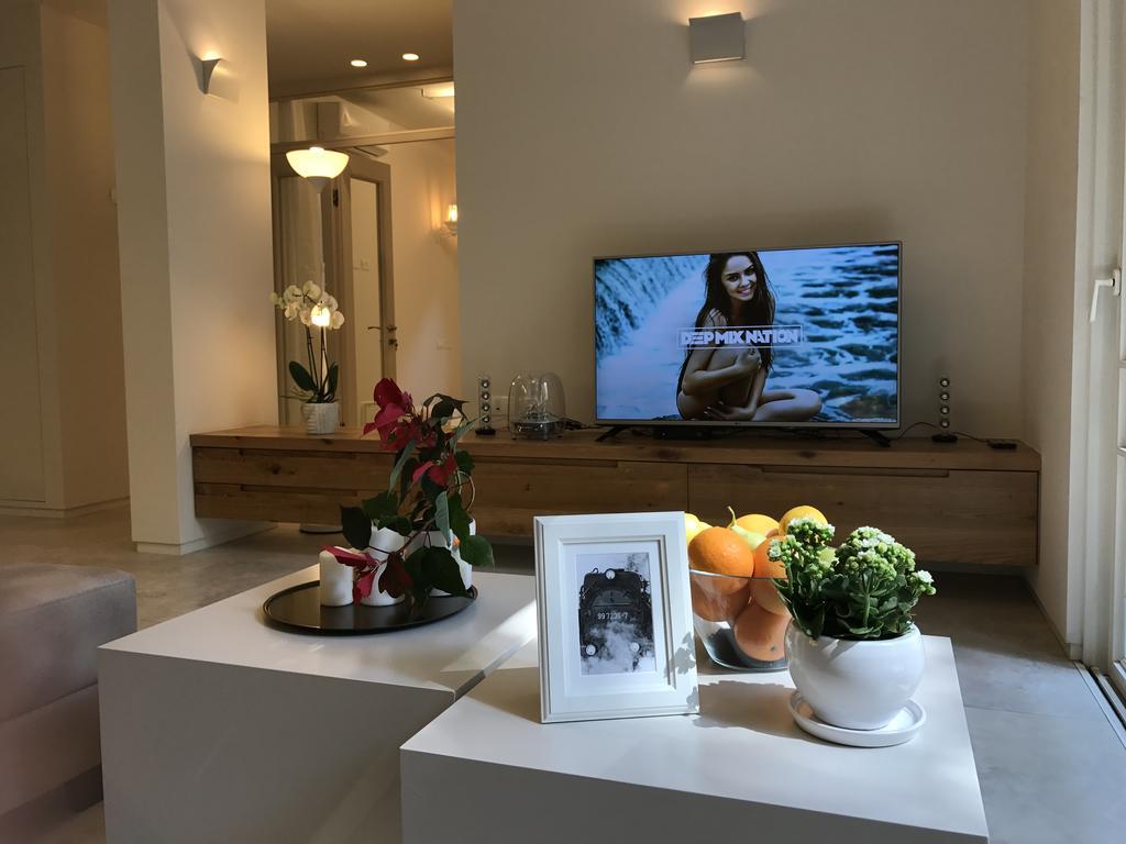 Luxurious By The Beach Apartment With Garden Tel Aviv Bagian luar foto