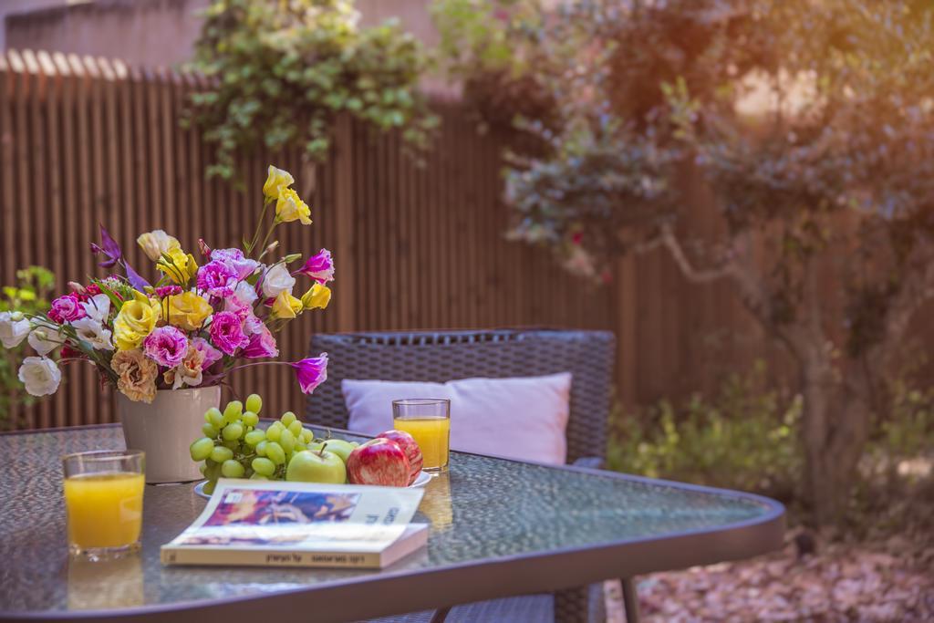 Luxurious By The Beach Apartment With Garden Tel Aviv Bagian luar foto
